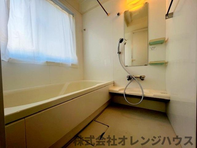 【浴室】 | 秦野市南矢名 中古戸建 | 落ち着いた色調で統一された、清潔感ただよう浴室は、寛ぎの時間をさらに心地良いものに演出してくれます