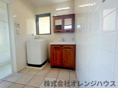 【独立洗面台】 | 秦野市南矢名 中古戸建 | 鏡裏収納に小物が収納できるので、カウンターをすっきり整理できます