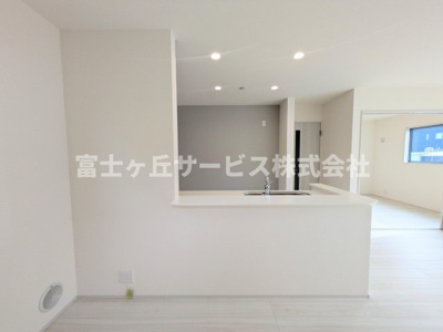 【キッチン】 | 磐田市赤池 4期 新築一戸建て | 前から見たキッチンです