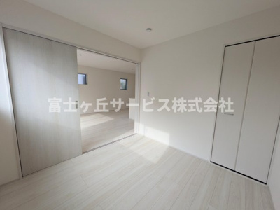 【洋室】 | 磐田市赤池 4期 新築一戸建て | リビング横の洋室です