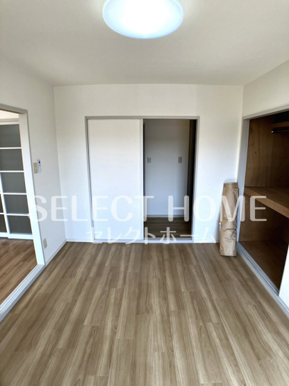 【寝室】 | グリーンヒル光 | 広くて明るい寝室