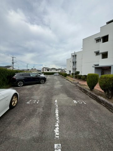 下月隈団地1号棟の駐車場