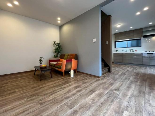 佐太中町5丁目　中古一戸建ての居間・リビング|LDK17.0帖　リビング階段
■物件内覧・資金計画相談・住宅ローン相談、リフォーム相談、お問合せ受付中■
※当日・翌日のご内覧、ご相談はお電話でのお問合せがスムーズです！