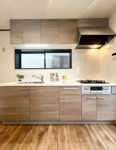 佐太中町5丁目　中古一戸建てのキッチン|システムキッチン　３口コンロ
■物件内覧・資金計画相談・住宅ローン相談、リフォーム相談、お問合せ受付中■
※当日・翌日のご内覧、ご相談はお電話でのお問合せがスムーズです！