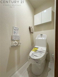 温水洗浄便座付トイレは温水洗浄機能により、暖かい水でおしりを洗浄することができ、冷たい水を使う従来の便座に比べ、温水洗浄機能で暖かいトイレを提供し、快適な使用を可能にします。
