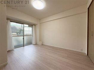 日照が豊富で明るく、自然光を取り入れることができる。温暖な気候を活かし、冬季の暖房負荷を軽減。植物の育成や乾燥衣類の自然乾燥に適しています。眺望が良く、開放感があります。
