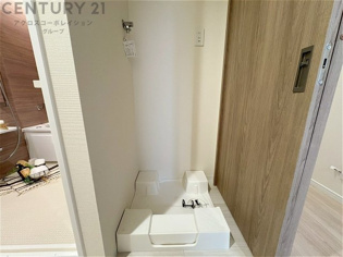 洗濯物の仕分け作業がしやすく、整理整頓が容易になります。洗濯音や湿気を他の部屋に持ち込まず、生活環境を快適に保ちます。上部を活用すれば収納スペースを確保でき洗剤や洗濯用品の整理もしやすくなります。
