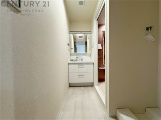 衣服の収納や脱ぎ着や整理整頓がしやすく、湿った衣類を乾燥させるスペースがありカビや臭いの発生を防ぎます。床の汚れを他の部屋に持ち込まず清潔を保つことができます。また快適な入浴環境の整備にも役立ちます。