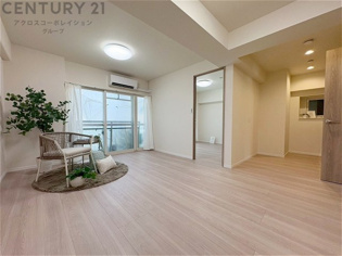 リビングダイニングは家族や友人とのコミュニケーションを楽しむ場所でくつろぎながら食事や会話を楽しめ、多目的に利用できリラックスできる空間です。家庭内の中心として機能し、快適な生活をサポートします。
