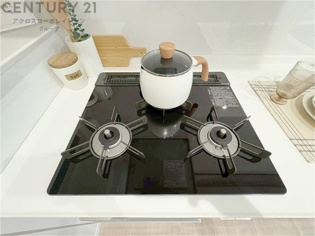 多数の調理器具を同時に使用でき、料理の効率化が可能。省エネで節約になり、様々な料理スタイルに適応できます。また、火力調整が独立しており、手入れや掃除もしやすく、今よりもっとお料理が楽しくなるかも。
