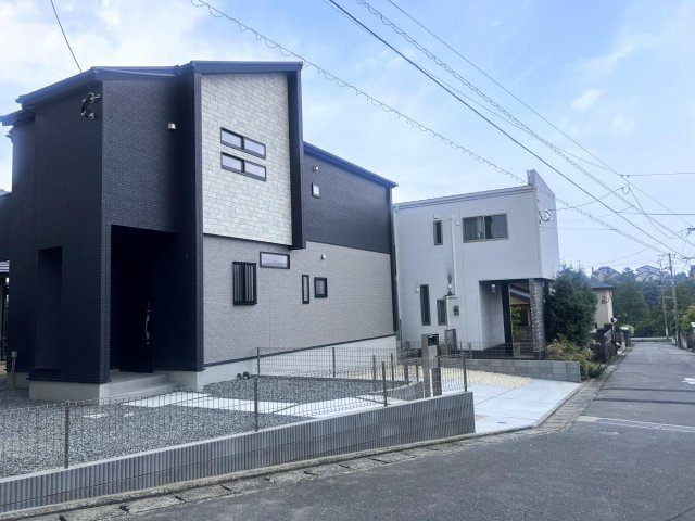 福岡市東区美和台6丁目　1号棟の前面道路含む現地写真