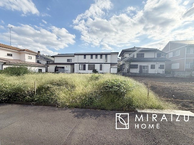 【前面道路含む現地写真】 | お車の運転に自信のない方でも安心かなと思います。とても解放感があり、日当たりも気持ちよさそうです。

