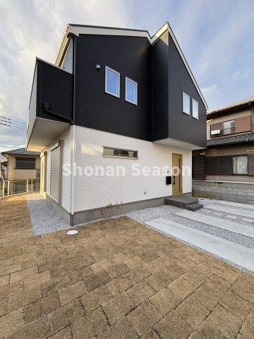 【間取り】 | 玄関にはベビーカーなども収納できるシューズクローク付き☆　　
リビングのスタディカウンターではお子さまのリビング学習も◎