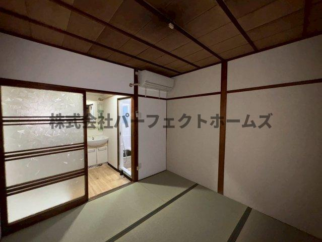 走谷2丁目テラスハウス　賃貸の和室|明るい和室です