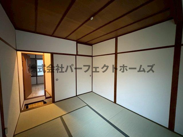 走谷2丁目テラスハウス　賃貸の和室|明るい和室です