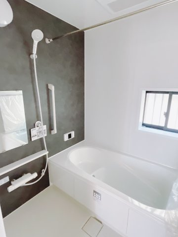 【新築戸建】前橋市三河町一丁目22 の浴室|■浴室｜お子様やご年配の方にも負担のかからないエコベンチ浴槽。半身浴ができる機能性が魅力です。浴室暖房換気乾燥機付きで冬でも暖かく過ごせます。