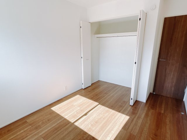 【新築戸建】前橋市三河町一丁目22 の洋室|■2階洋室｜お子様の一人部屋にピッタリな洋室。木のぬくもりを感じるフローリングは、天然木の味わいが時とともに深みを増していきます。また、傷にも強く、フリーワックスでお手入れもラクラクです♪