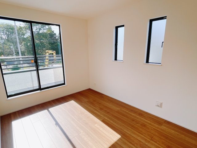 【新築戸建】前橋市三河町一丁目22 の洋室|■2階洋室｜2階洋室には大きな窓をご用意しています。日中はあたたかな日差し差し込み自分時間も充実できますね＾＾