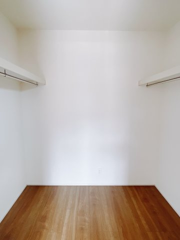 【新築戸建】前橋市三河町一丁目22 の収納|■WIC｜主寝室には夢のウォークインがございます♪お洋服やバッグだけでなく、増えていくお洋服やご家族での思い出の品もしっかりと収納します( ＾＾ )