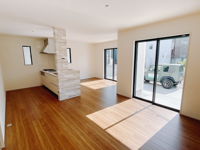 【新築戸建】前橋市三河町一丁目22 の居間・リビング|■リビング｜木製で懐かしさのある家具やアンティーク調の小物に囲まれてレコードを流したり小説を読んだり…そんな心ときめく暮らしをしませんか？