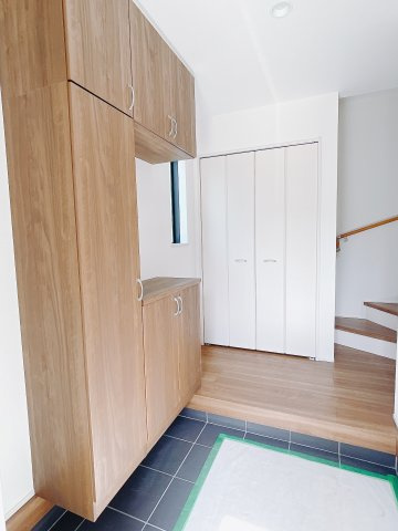 【新築戸建】前橋市三河町一丁目22 の玄関|■玄関｜毎日の「いってらっしゃい」や「お帰りなさい」を大切なご家族と過ごす玄関は〈使いやすさ〉を追求しております。玄関横の物入は急な来客時でもさっとお片付けできるスペースを確保しています。