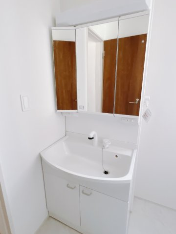 【新築戸建】前橋市三河町一丁目22 の独立洗面台|■洗面室｜朝のお出かけ準備に嬉しい三面鏡。鏡の裏には歯ブラシや整髪料などを収納できるスペースもあるので、いつでもスッキリ片付きます♪