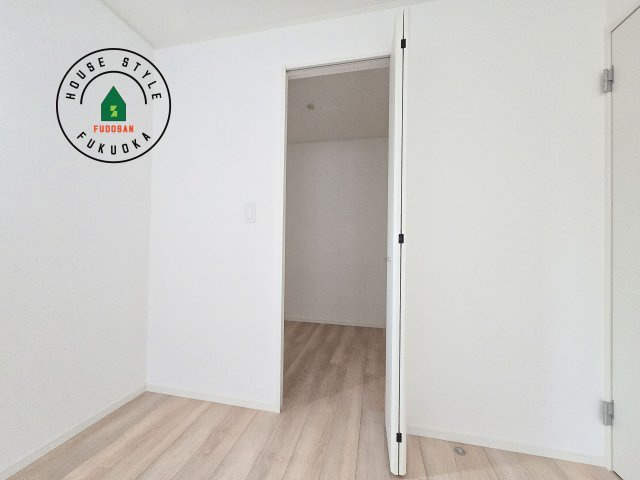 福岡市早良区野芥1丁目第23-2棟（1号棟）の収納|【WIC（ウォークインクローゼット）】 たくさんの洋服をかけてもシワになりにくいウォークインクローゼット。洋服以外にも、普段使わない家電やスーツケース、ストック品など何でも片付く嬉しい空間です。