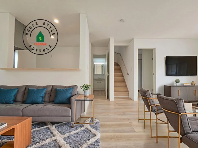 福岡市早良区野芥1丁目第23-2棟（1号棟）の居間・リビング|明るく開放的なリビングダイニングは豊かな陽光が注ぎ込み、やすらぎの空間を演出してくれます。ご家族で楽しいひとときをお過ごし下さい。※家具はCGを合成したものです。