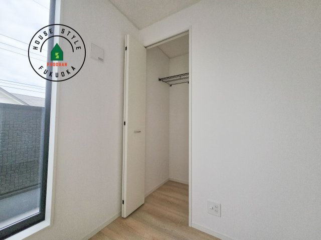 福岡市早良区野芥1丁目第23-2棟（1号棟）の収納|壁面クローゼットのメリットは、衣類が横一列に並ぶためひと目で洋服が選びやすいこと。衣類をたくさんお持ちの方も、限られたスペース内に無理なく収納することができます。