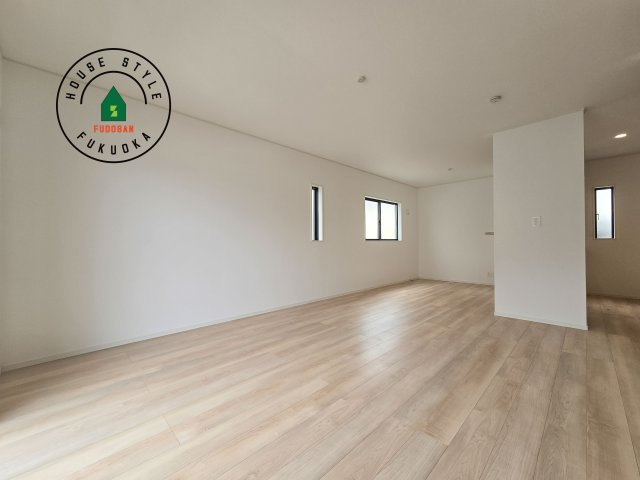 福岡市早良区野芥1丁目第23-2棟（1号棟）の居間・リビング|キッチンからリビングをしっかり確認できます。家族の笑顔があふれる空間になりそうですね。※家具はCGを合成したものです。