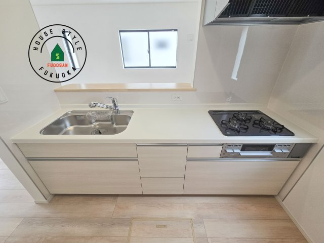 福岡市早良区野芥1丁目第23-2棟（1号棟）のキッチン|忙しい朝でも家族揃って食事をしたいゆとりあるダイニングスペース。