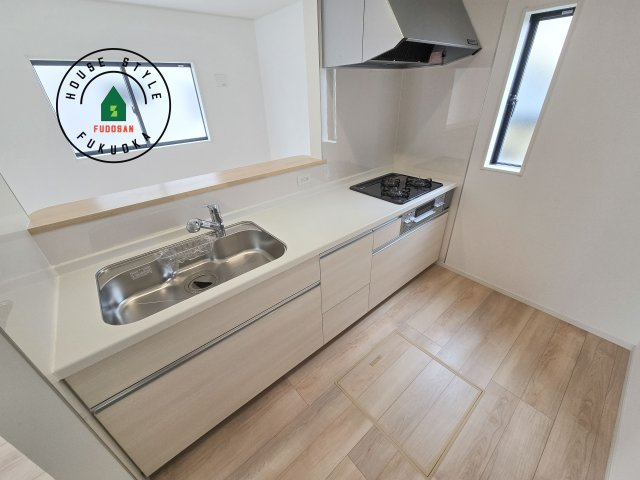 福岡市早良区野芥1丁目第23-2棟（1号棟）のキッチン|カウンターキッチンなら、リビングで遊ぶ子供の様子を見ながら料理ができるので安心です。料理を運んでもらったり、子供にお手伝いしてもらいやすいのもいいですね。