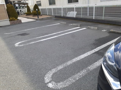 【駐車場】 | ヴィラ　グリチーネⅠ | 駐車場があるので、車を買う予定の方も安心です