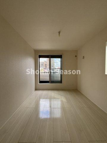 【洋室】 | 落ち着いた色合いのフローリング♪掃除が簡単で日々の暮らしが快適に！