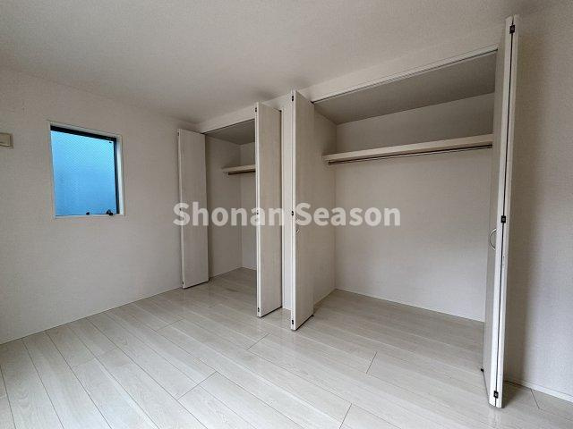 【洋室】 | 落ち着いた色合いのフローリング♪掃除が簡単で日々の暮らしが快適に！