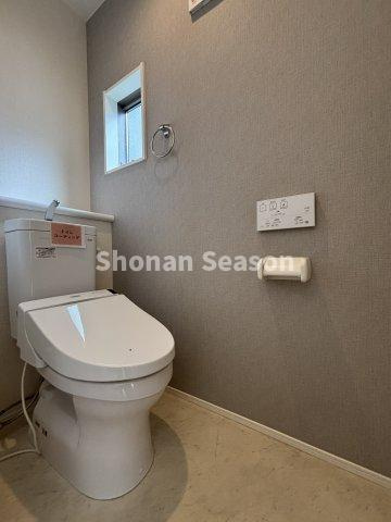 【トイレ】 | アクセントクロスが施された落ち着きのあるトイレ空間◎