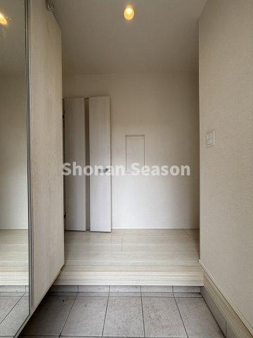 【玄関】 | 外出前に身だしなみをチェックできる鏡付き！開放感あふれる玄関♪