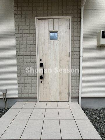 【玄関】 | 47.6坪のゆとりある敷地！カースペース２台あり来客時にも◎