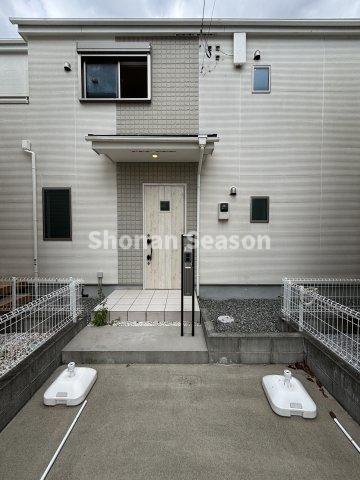 【外観】 | 白を基調にしたシンプルで清潔感ある外観が魅力♪　　　　　　　　　　
玄関までのアプローチもスッキリ整備されています。