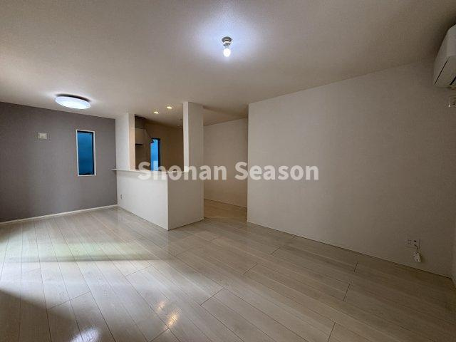 【居間・リビング】 | 視線が抜けて奥行きを感じる間取り♪自然と家族が集まる心地よいLDK◎