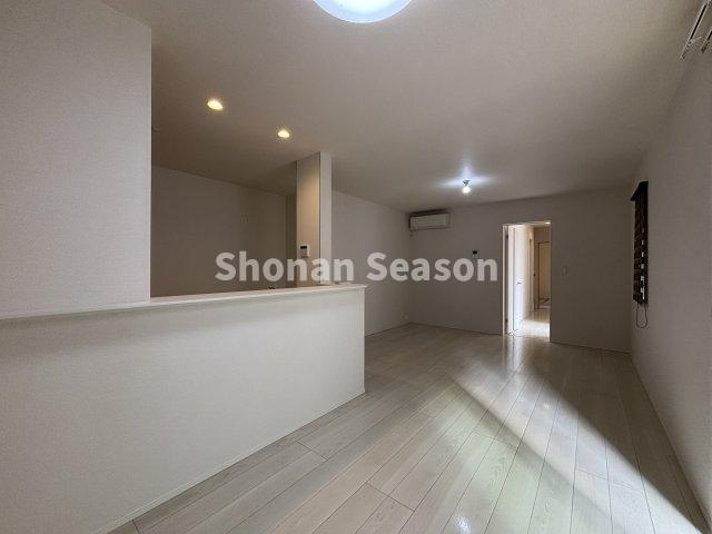 【内装】 | キッチンとの程よい距離感がうれしい空間♪　　　　　　　　　　　　　
食事の支度中も会話が自然と生まれます。