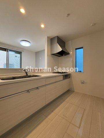 【キッチン】 | 木目調のキッチンが温もり感じる空間に♪料理時間が楽しみになります◎
窓があり換気しやすく、こもりがちな空気もスムーズに入れ替えられます。