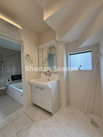 【浴室】 | 木目パネルが映える、落ち着いたバスルーム♪　　　　　　　　　　　　
一日の疲れをゆったり癒せる心地よい空間です。