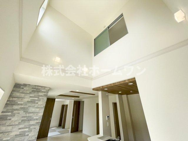 羽村市羽中２丁目の新築一戸建の居間・リビング|ゆったりとしたリビングです