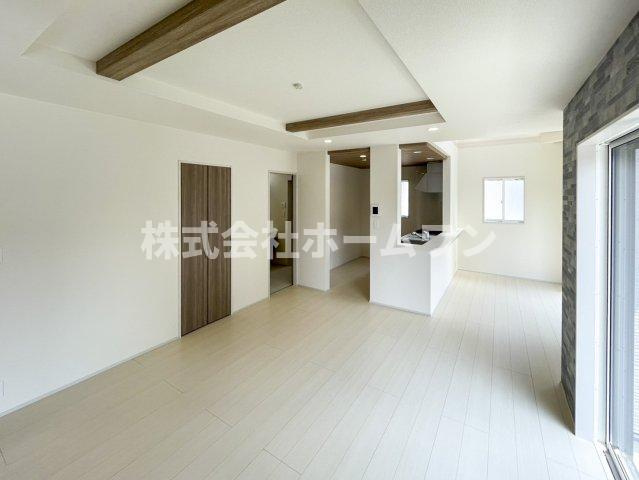 羽村市羽中２丁目の新築一戸建の居間・リビング|ゆったり過ごせるリビングです