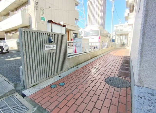 テラス１３７のエントランス|敷地入口です！