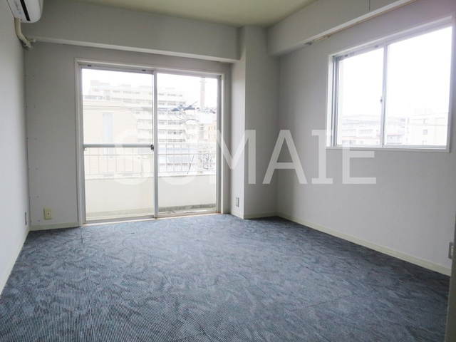 テラス１３７の居間・リビング|明るい居室です。