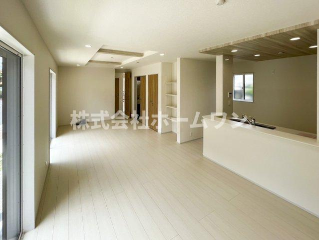 羽村市羽中２丁目の新築一戸建の居間・リビング|ゆったりとしたリビングです