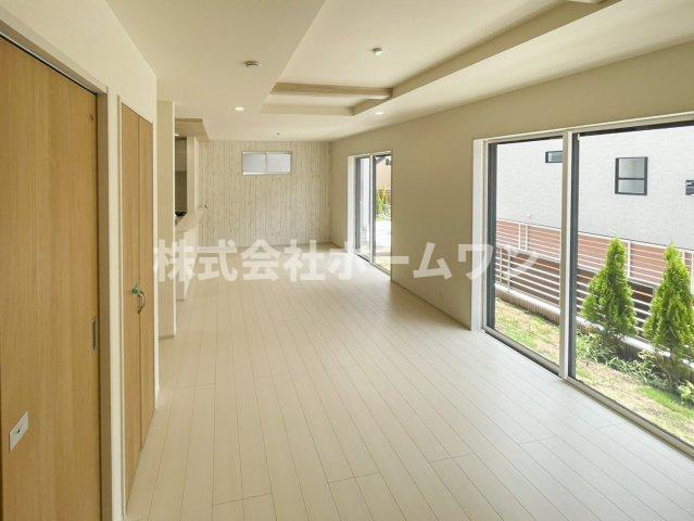 羽村市羽中２丁目の新築一戸建の居間・リビング|使いやすいリビングです