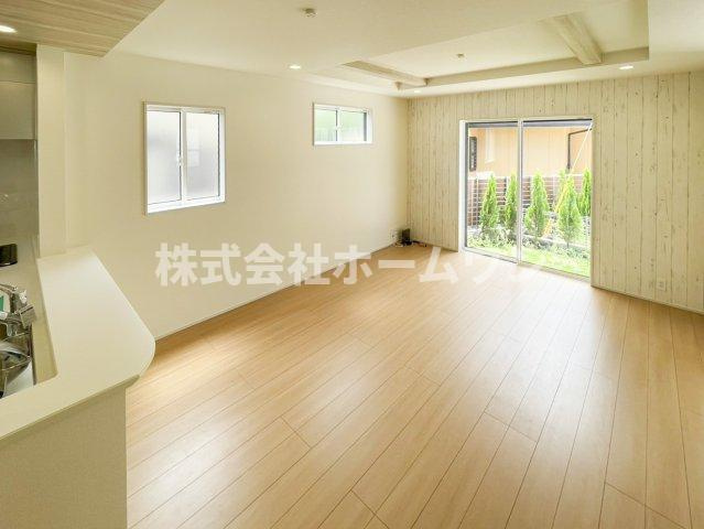 羽村市羽中２丁目の新築一戸建の居間・リビング|使いやすいリビングです